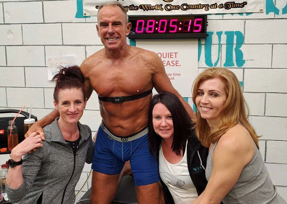 جندي أمريكي سابق يسجل رقما قياسيا بالثبات بكوعه لمدة 8 ساعات! صورة رقم 14