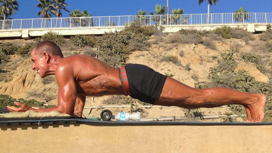 جندي أمريكي سابق يسجل رقما قياسيا بالثبات بكوعه لمدة 8 ساعات! صورة رقم 15