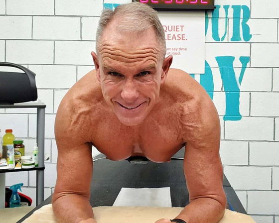 جندي أمريكي سابق يسجل رقما قياسيا بالثبات بكوعه لمدة 8 ساعات! صورة رقم 18