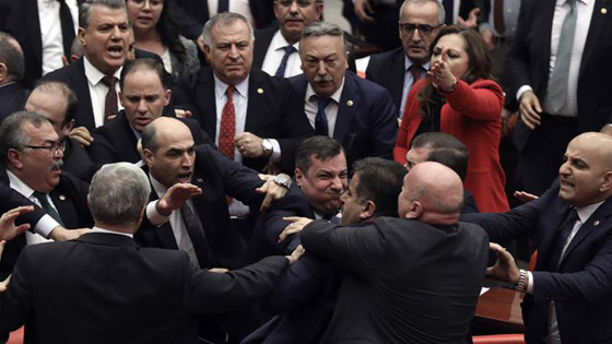 عراك عنيف بالأيدي داخل البرلمان التركي بعد انتقاد نائب لأردوغان صورة رقم 1 عراك عنيف بالأيدي داخل البرلمان التركي بعد انتقاد نائب لأردوغان صورة رقم 1