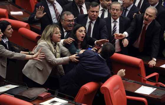 عراك عنيف بالأيدي داخل البرلمان التركي بعد انتقاد نائب لأردوغان صورة رقم 4 عراك عنيف بالأيدي داخل البرلمان التركي بعد انتقاد نائب لأردوغان صورة رقم 4