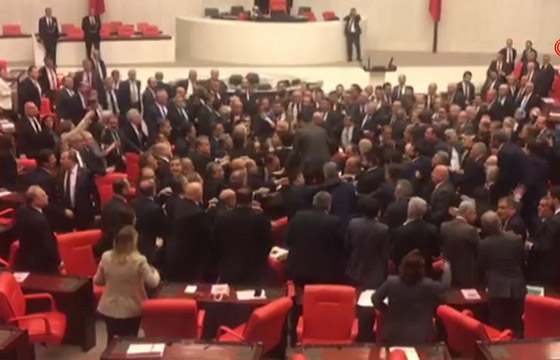 عراك عنيف بالأيدي داخل البرلمان التركي بعد انتقاد نائب لأردوغان صورة رقم 6 عراك عنيف بالأيدي داخل البرلمان التركي بعد انتقاد نائب لأردوغان صورة رقم 6