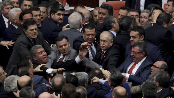 عراك عنيف بالأيدي داخل البرلمان التركي بعد انتقاد نائب لأردوغان صورة رقم 5 عراك عنيف بالأيدي داخل البرلمان التركي بعد انتقاد نائب لأردوغان صورة رقم 5