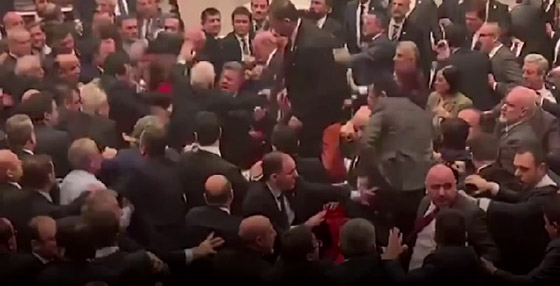 عراك عنيف بالأيدي داخل البرلمان التركي بعد انتقاد نائب لأردوغان صورة رقم 7 عراك عنيف بالأيدي داخل البرلمان التركي بعد انتقاد نائب لأردوغان صورة رقم 7