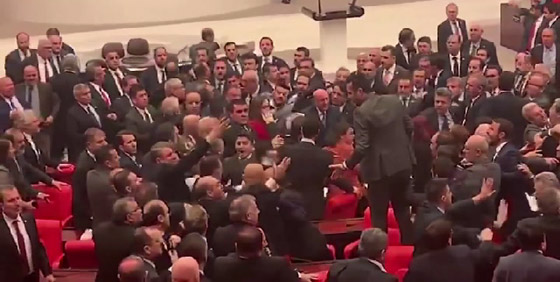 عراك عنيف بالأيدي داخل البرلمان التركي بعد انتقاد نائب لأردوغان صورة رقم 8 عراك عنيف بالأيدي داخل البرلمان التركي بعد انتقاد نائب لأردوغان صورة رقم 8
