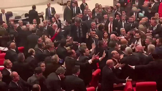 عراك عنيف بالأيدي داخل البرلمان التركي بعد انتقاد نائب لأردوغان صورة رقم 2 عراك عنيف بالأيدي داخل البرلمان التركي بعد انتقاد نائب لأردوغان صورة رقم 2