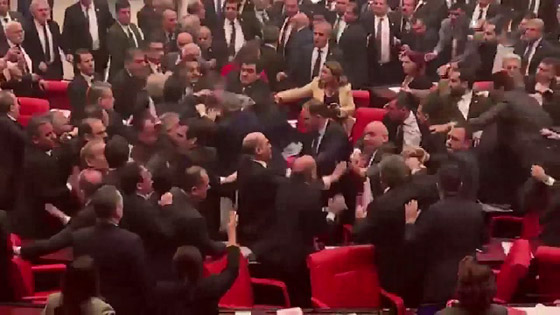 عراك عنيف بالأيدي داخل البرلمان التركي بعد انتقاد نائب لأردوغان صورة رقم 9 عراك عنيف بالأيدي داخل البرلمان التركي بعد انتقاد نائب لأردوغان صورة رقم 9
