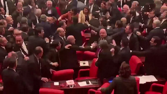 عراك عنيف بالأيدي داخل البرلمان التركي بعد انتقاد نائب لأردوغان صورة رقم 10 عراك عنيف بالأيدي داخل البرلمان التركي بعد انتقاد نائب لأردوغان صورة رقم 10