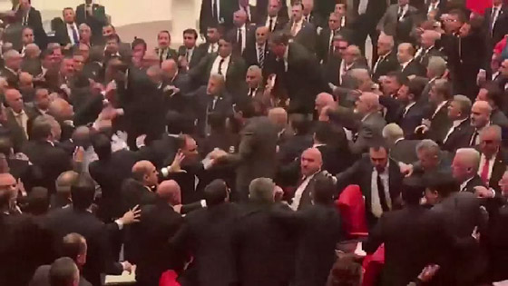 عراك عنيف بالأيدي داخل البرلمان التركي بعد انتقاد نائب لأردوغان صورة رقم 11 عراك عنيف بالأيدي داخل البرلمان التركي بعد انتقاد نائب لأردوغان صورة رقم 11