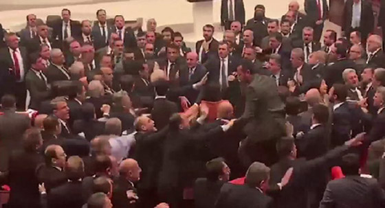 عراك عنيف بالأيدي داخل البرلمان التركي بعد انتقاد نائب لأردوغان صورة رقم 12 عراك عنيف بالأيدي داخل البرلمان التركي بعد انتقاد نائب لأردوغان صورة رقم 12