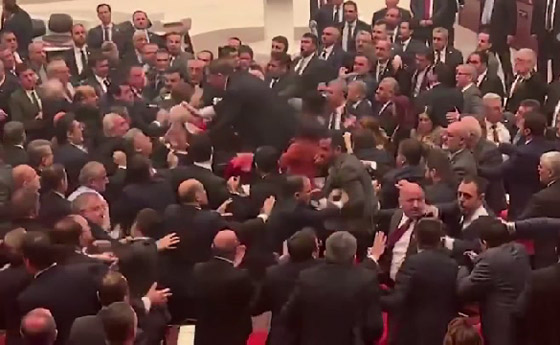 عراك عنيف بالأيدي داخل البرلمان التركي بعد انتقاد نائب لأردوغان صورة رقم 3 عراك عنيف بالأيدي داخل البرلمان التركي بعد انتقاد نائب لأردوغان صورة رقم 3
