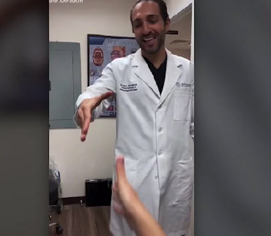 فيروس كورونا يدفع الناس لابتكار طرق جديدة للمصافحة.. تعرفوا عليها صورة رقم 1