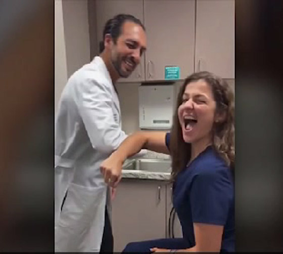 فيروس كورونا يدفع الناس لابتكار طرق جديدة للمصافحة.. تعرفوا عليها صورة رقم 2