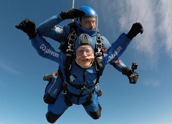 مسن (95 عاما) يُقنع دار الرعاية التي يسكنها بالسماح له القفز بالمظلات! صورة رقم 2