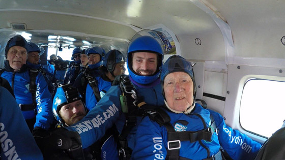 مسن (95 عاما) يُقنع دار الرعاية التي يسكنها بالسماح له القفز بالمظلات! صورة رقم 3