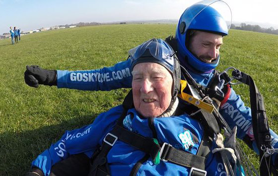 مسن (95 عاما) يُقنع دار الرعاية التي يسكنها بالسماح له القفز بالمظلات! صورة رقم 4