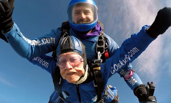 مسن (95 عاما) يُقنع دار الرعاية التي يسكنها بالسماح له القفز بالمظلات! صورة رقم 5