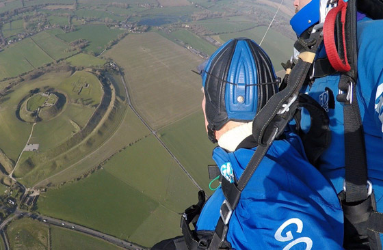 مسن (95 عاما) يُقنع دار الرعاية التي يسكنها بالسماح له القفز بالمظلات! صورة رقم 7