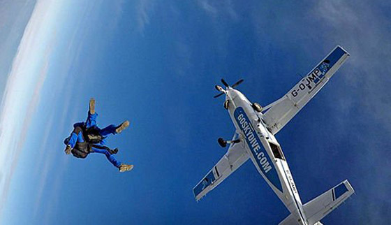 مسن (95 عاما) يُقنع دار الرعاية التي يسكنها بالسماح له القفز بالمظلات! صورة رقم 8