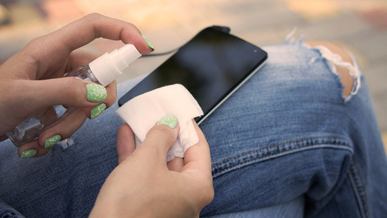 كيف تنظف هاتفك في زمن تفشي كورونا؟.. 