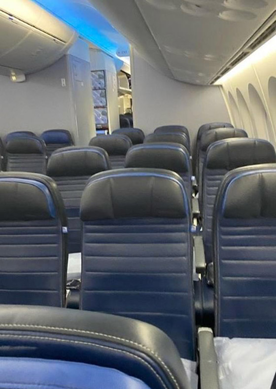 مسافرون يشاركون لقطات لرحلاتهم في طائرات شبه خالية بسبب كورونا صورة رقم 8