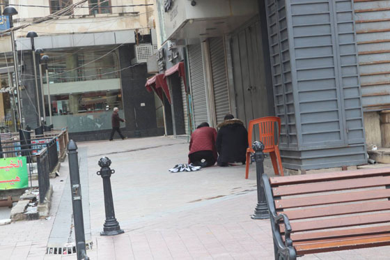صور من لبنان: بعد إقفال المساجد مصلّون بالهواء الطلق يتحدّون كورونا! صورة رقم 1 صور من لبنان: بعد إقفال المساجد مصلّون بالهواء الطلق يتحدّون كورونا! صورة رقم 1