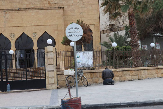 صور من لبنان: بعد إقفال المساجد مصلّون بالهواء الطلق يتحدّون كورونا! صورة رقم 2 صور من لبنان: بعد إقفال المساجد مصلّون بالهواء الطلق يتحدّون كورونا! صورة رقم 2