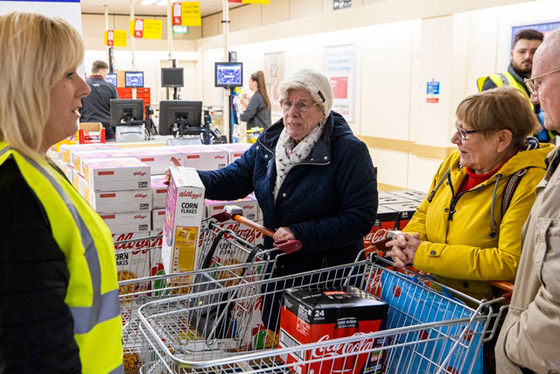 غرائب كورونا: محكمة بالشارع، قصائد الاتحاد الأوروبي وساعة للمسنين! صورة رقم 4