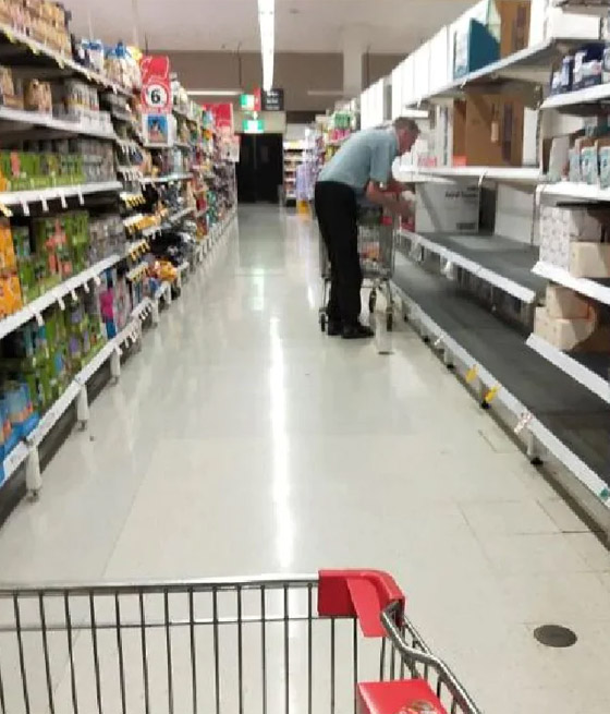 غرائب كورونا: محكمة بالشارع، قصائد الاتحاد الأوروبي وساعة للمسنين! صورة رقم 6