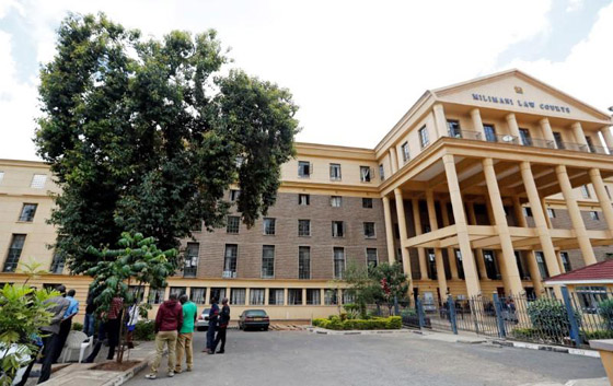 غرائب كورونا: محكمة بالشارع، قصائد الاتحاد الأوروبي وساعة للمسنين! صورة رقم 7