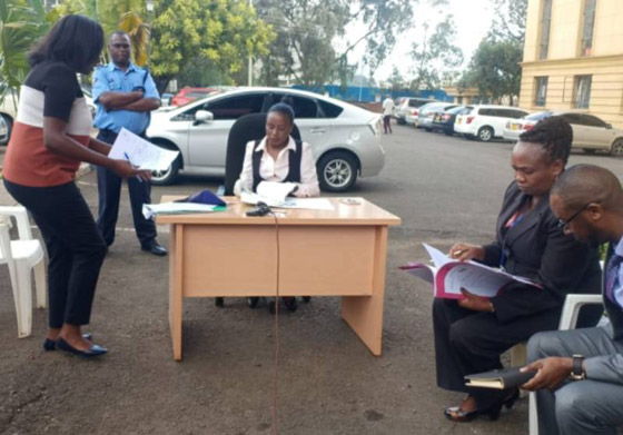 غرائب كورونا: محكمة بالشارع، قصائد الاتحاد الأوروبي وساعة للمسنين! صورة رقم 1