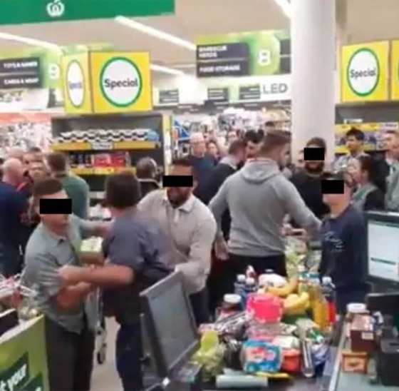 غرائب كورونا: محكمة بالشارع، قصائد الاتحاد الأوروبي وساعة للمسنين! صورة رقم 9