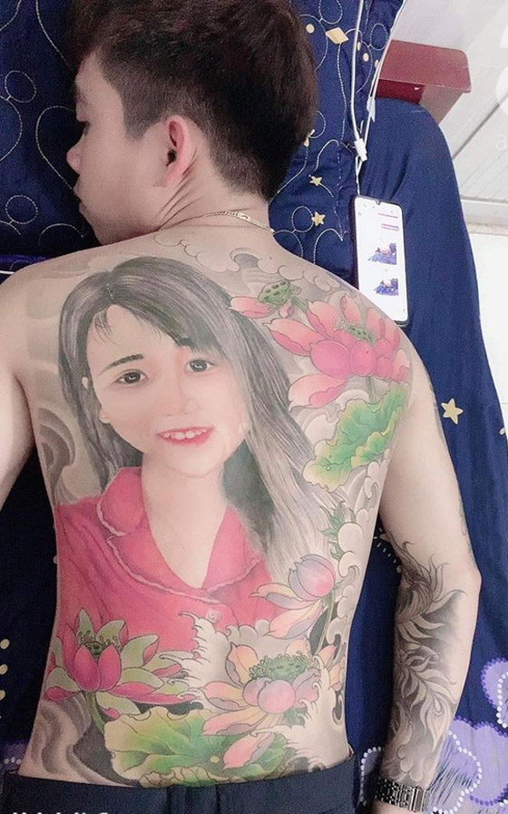 24 ساعة تحت إبرة الوشم.. والسبب محبوبته! صور صورة رقم 2