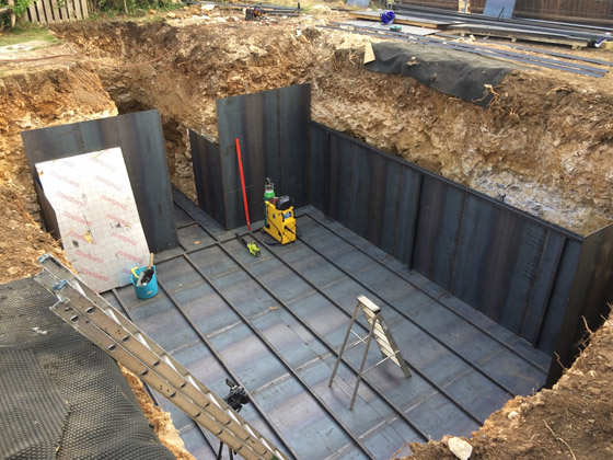 فيديو وصور.. بريطاني يتحصن من كورونا في مكان لا يخطر على بال! صورة رقم 12