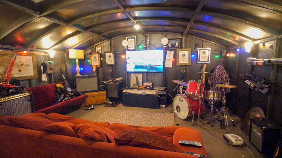 فيديو وصور.. بريطاني يتحصن من كورونا في مكان لا يخطر على بال! صورة رقم 27