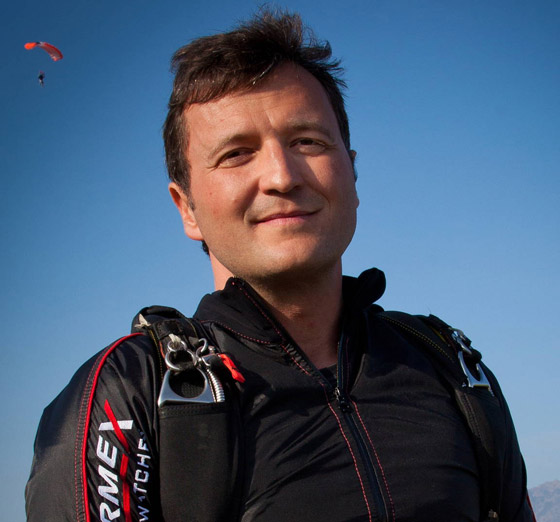 مغامر يقفز من منطاد على ارتفاع 24 ألف قدم بعد مشكلة مفاجئة في الهواء! صورة رقم 9