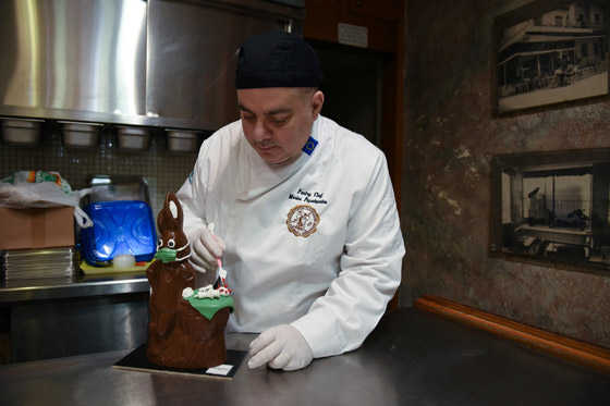 بالصور: هذا ما فعله صانعو الشوكولاتة لحث الناس على البقاء بالمنزل صورة رقم 7