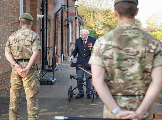 بالصور.. عمره 99 عاماً لف حول منزله 100 مرة دعماً للصحة صورة رقم 3