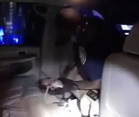 جنين يقفز من بطن أمه خلال حادث سيارة.. والمفاجأة تكتمل بعد دقائق! صورة رقم 7 جنين يقفز من بطن أمه خلال حادث سيارة.. والمفاجأة تكتمل بعد دقائق! صورة رقم 7