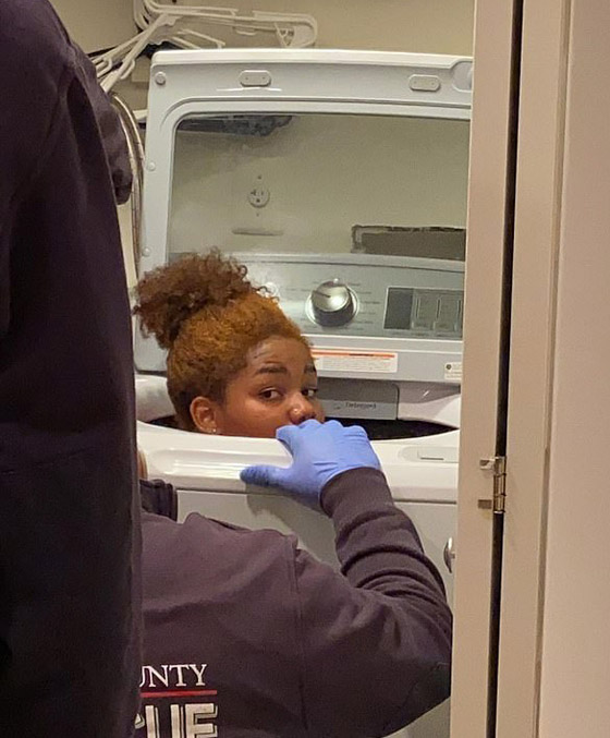 بسبب ملل كورونا.. فتاة أمريكية تعلق داخل غسالة ملابس! صورة رقم 1