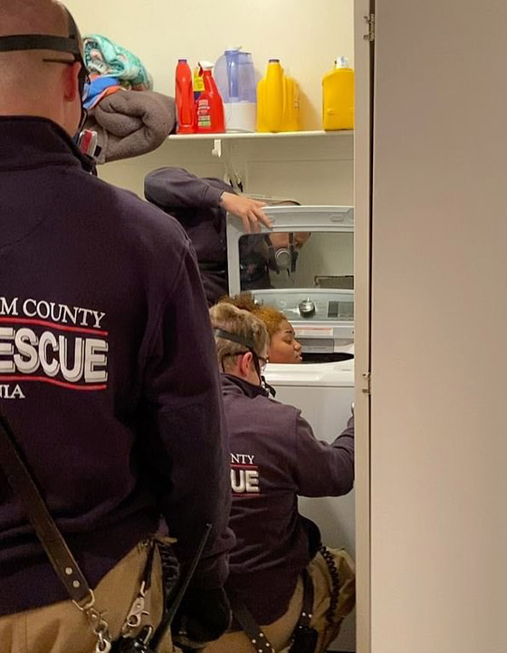 بسبب ملل كورونا.. فتاة أمريكية تعلق داخل غسالة ملابس! صورة رقم 2