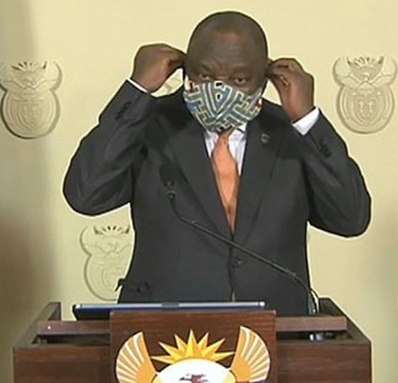 فيديو طريف: الكمامة تحرج رئيس جنوب إفريقيا.. وضعها علي عينيه! صورة رقم 4