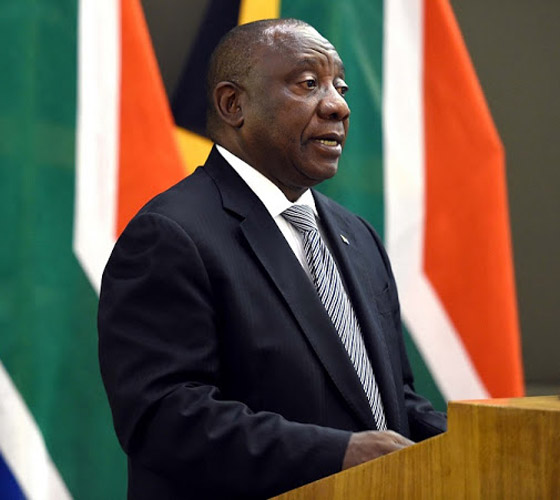 فيديو طريف: الكمامة تحرج رئيس جنوب إفريقيا.. وضعها علي عينيه! صورة رقم 8