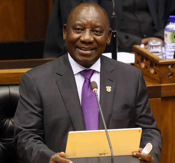 فيديو طريف: الكمامة تحرج رئيس جنوب إفريقيا.. وضعها علي عينيه! صورة رقم 10