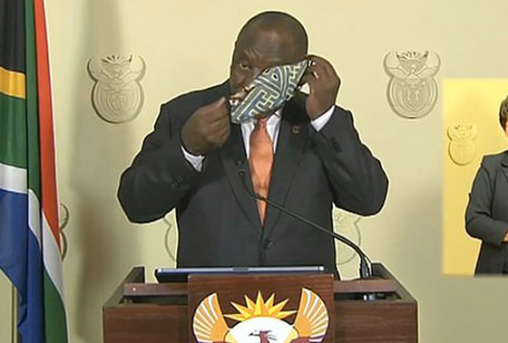 فيديو طريف: الكمامة تحرج رئيس جنوب إفريقيا.. وضعها علي عينيه! صورة رقم 2