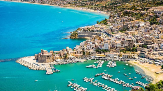 جزيرة إيطالية تتحمل تذاكر الطيران والإقامة لجذب السياح صورة رقم 3