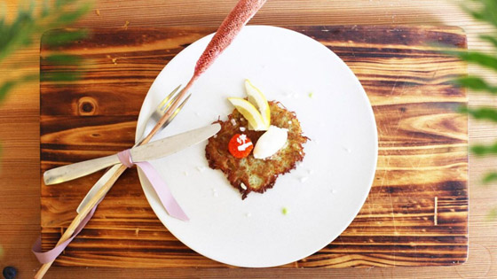 مطعم آمن من كورونا.. يضم كرسيا واحدا وطاولة واحدة وبدون نادل صورة رقم 5