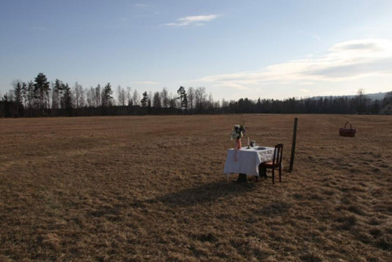 مطعم آمن من كورونا.. يضم كرسيا واحدا وطاولة واحدة وبدون نادل صورة رقم 7