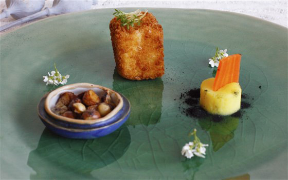 مطعم آمن من كورونا.. يضم كرسيا واحدا وطاولة واحدة وبدون نادل صورة رقم 9