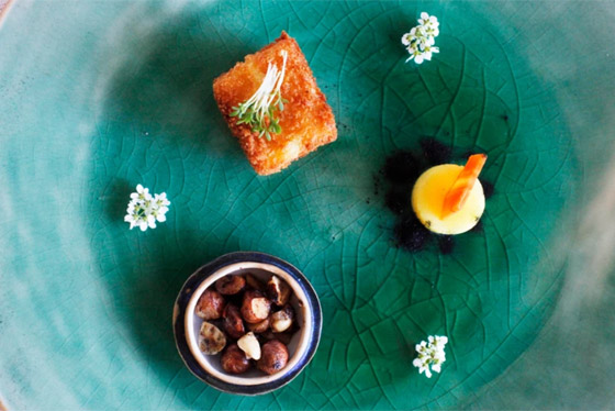 مطعم آمن من كورونا.. يضم كرسيا واحدا وطاولة واحدة وبدون نادل صورة رقم 11